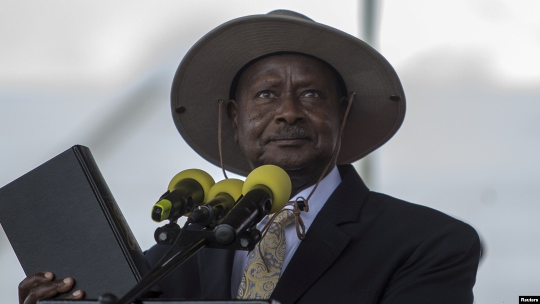 Presiden Uganda Yoweri Museveni memegang alkitab dalam upacara pelantikannya di ibukota Kampala (12/5). (Reuters/Edward Echwalu)