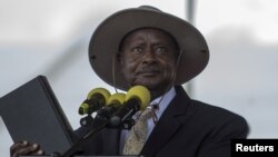 Presiden Uganda Yoweri Museveni memegang alkitab dalam upacara pelantikannya di ibukota Kampala (12/5). (Reuters/Edward Echwalu)