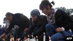 Жители Тираны зажигают свечи в память погибших демонстрантов