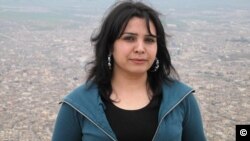 A vehicle burns at the scene of a car bomb attack in Baghdad's Kadhimiyah district, August 15, 2013. 