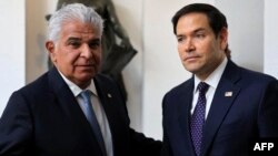 Presiden José Raúl Mulino (kiri) menerima kunjungan Menteri Luar Negeri AS Marco Rubio di Panama City, hari Minggu (2/2). 