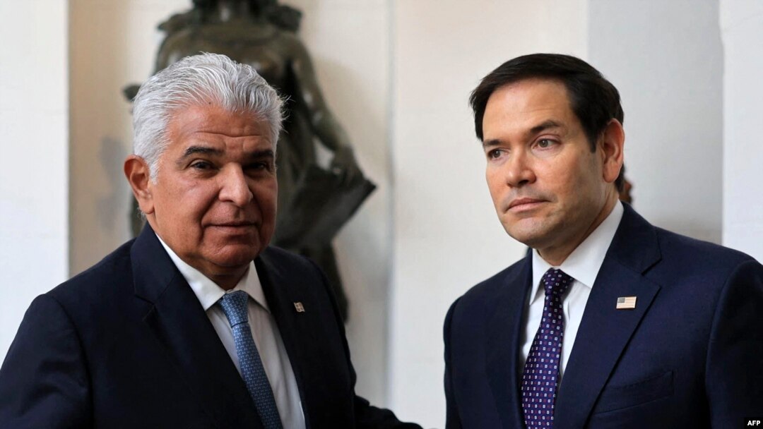Predsjednik Paname Jose Raul Mulino pozdravlja američkog državnog sekretara Marca Rubija po dolasku u predsjedničku palatu u Panama Cityju 2. februara 2025.