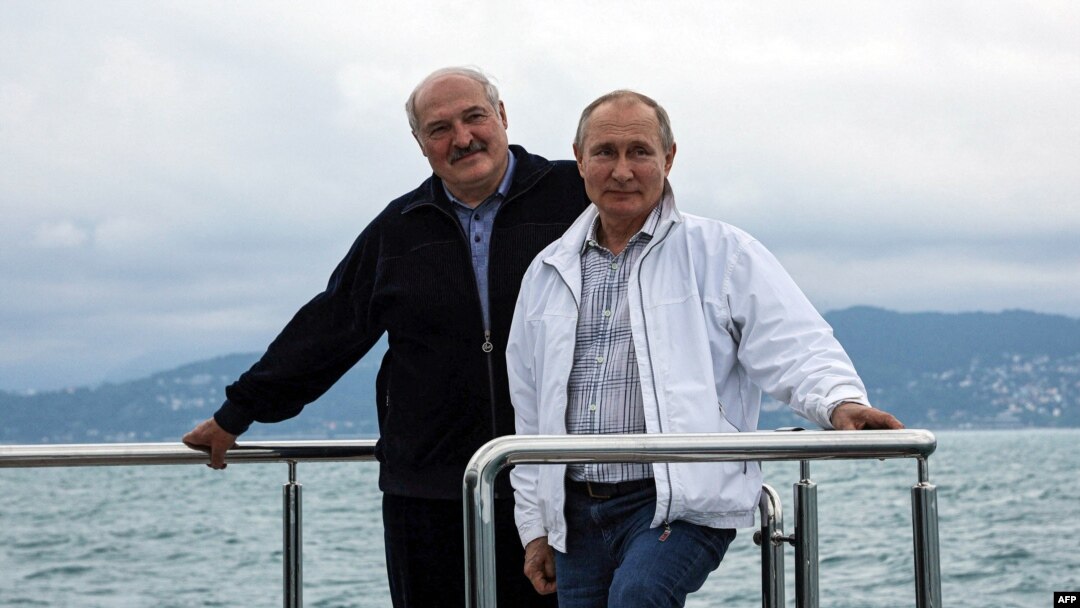Александр Лукашенко и президент РФ Владимир Путин на морской прогулке по Черному морю. 29 мая 2021