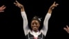 Simone Biles posa durante la ceremonia de premiación después de ganar el Core Hydration Classic en NOW Arena en Hoffman Estates, Illinois, EEUU, 5 de agosto de 2023.