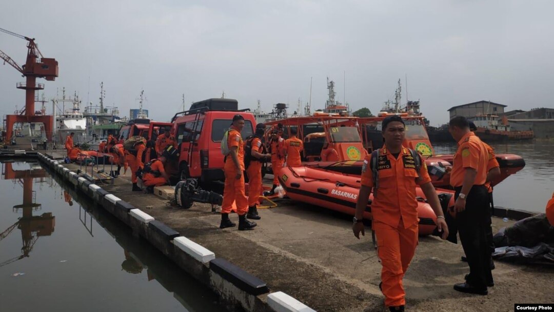 Sejumlah bagian pesawat dan barang-barang penumpang pesawat Lion Air JT610 berhasil ditemukan tim Basarnas di perairan Karawang, Jawa Barat, Senin (29/10). (Foto courtesy: Basarnas)