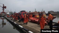 Sejumlah bagian pesawat dan barang-barang penumpang pesawat Lion Air JT610 berhasil ditemukan tim Basarnas di perairan Karawang, Jawa Barat, Senin (29/10). (Foto courtesy: Basarnas)