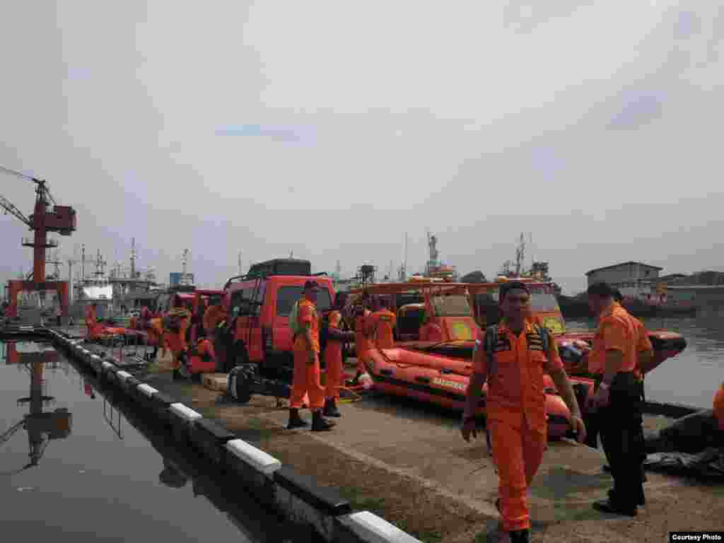 Sejumlah bagian pesawat dan barang-barang penumpang pesawat Lion Air JT610 berhasil ditemukan tim Basarnas di perairan Karawang, Jawa Barat, Senin (29/10). (Foto courtesy: Basarnas)