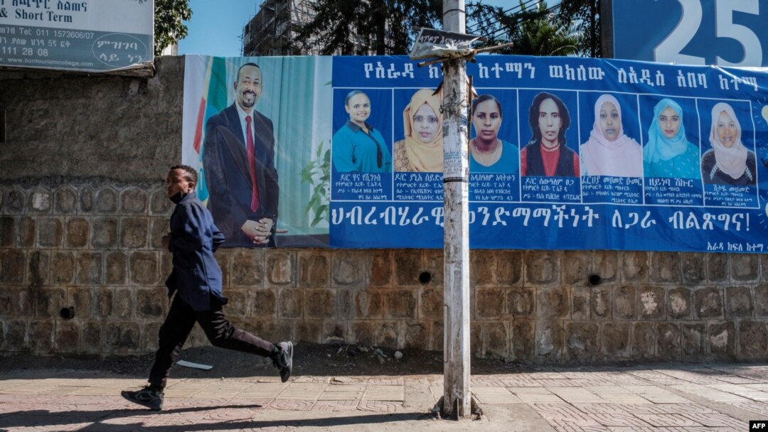 Igicapo c'imyiyamamazo kiriko abakandida bo ku ruhande rw'umushikiranganji wa mbere Abiy Ahmed i Addis Abeba, muri Éthiopie, le 20 avril 2021.