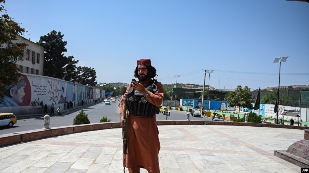 一名塔利班战斗人员站在喀布尔的马苏德广场。(2021年8月16日)(photo:VOA)