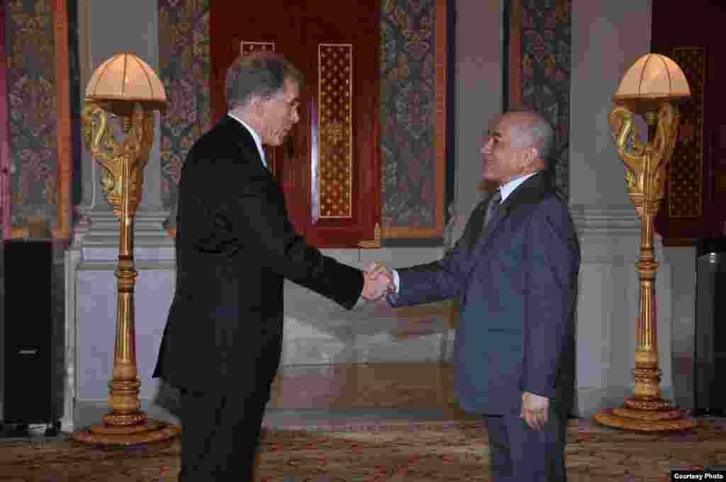 U.S. Ambassador W. Patrick Murphy presents his credentials to King Norodom Sihamoni in an official greeting ceremony at the Royal Palace, Phnom Penh, Cambodia, on October 21, 2019. (Photo courtesy of U.S. Embassy in Cambodia) 