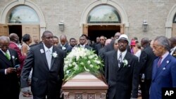 El reverendo Al Sharpton (drencha) observa el ataúd de Ethel Lance siendo llevado hacia la carroza, tras el funeral en North Charleston, Carolina del Sur, este jueves, 25 de junio de 2015.