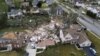 Sebuah rumah di kawasan Princeton Circle rata dengan tanah setelah tornado melanda Naperville, Illinois, Senin, 21 Juni 2021. (Foto: Paul Valade/Daily Herald via AP)