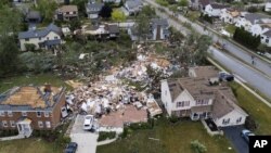 Sebuah rumah di kawasan Princeton Circle rata dengan tanah setelah tornado melanda Naperville, Illinois, Senin, 21 Juni 2021. (Foto: Paul Valade/Daily Herald via AP)