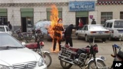 지난 6월 중국 칭하이 주에서 티베트 자치권을 주장하며 깃발을 들고 분신 자살한 티베트인. (자료사진)