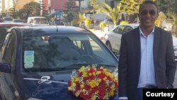 Barsiisaa Abeel Bulchaa konkoolaataa kennameef wajjin suuraa ka'an