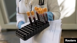 Wata jami'ar lafiya dauke da samfurin jinin mutane da za a musu gwajin cutar coronavirus