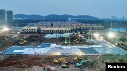 Los chinos han levantado un hospital en tiempo récord en Wuhan para atender a los infectados por la epidemia de coronavirus. La foto muestra las labores de construcción.