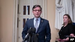 Ketua DPR AS yang baru terpilih, Mike Johnson, menyampaikan pernyataan terkait penembakan massal yang terjadi di Maine, dalam konferensi pers di Gedung Capitol, Washington, pada 26 Oktober 2023. (Foto: AP/J. Scott Applewhite) 