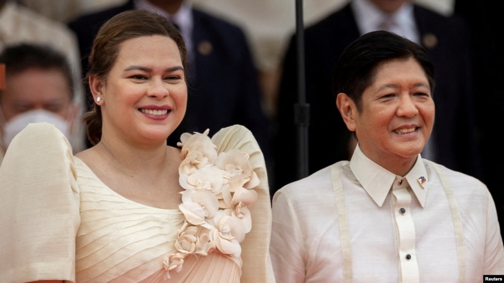 TƯ LIỆU - Phó Tổng thống mới đắc cử Sara Duterte chụp ảnh cùng Tổng thống mới đắc cử Ferdinand "Bongbong" Marcos Jr., trong buổi lễ nhậm chức tại Viện Bảo tàng Quốc gia ở Manila, Philippines, ngày 30 tháng 6 năm 2022.