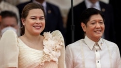 Wakil Presiden terpilih Sara Duterte berfoto bersama Presiden terpilih Ferdinand "Bongbong" Marcos Jr. dalam upacara pelantikan yang berlangsung di Museum Nasional di Manila, Filipina, pada 30 Juni 2022. (Foto: Eloisa Lopez/Reuters)