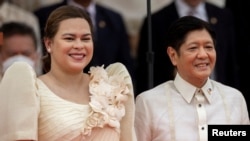 Wakil Presiden terpilih Sara Duterte berfoto bersama Presiden terpilih Ferdinand "Bongbong" Marcos Jr. dalam upacara pelantikan yang berlangsung di Museum Nasional di Manila, Filipina, pada 30 Juni 2022. (Foto: Eloisa Lopez/Reuters)