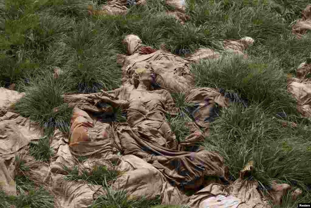 Cadavres en décomposition sont aperçus sous un pont à Damasak, ville récemment reprise de Bokok Haram, au Nigeria, le 20 Mars 2015.