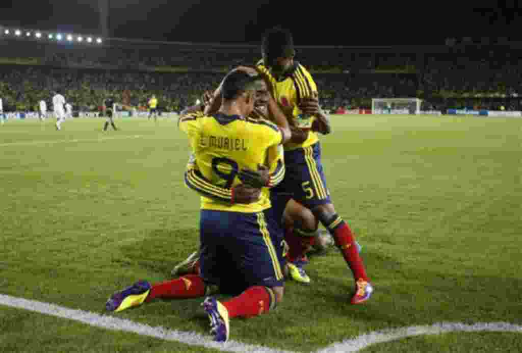 José Valencia de Colombia celebra con sus compañeros después de anotar un gol en el Mundial Sub-20, en un partido de fútbol contra Malí en Bogotá, Colombia.