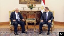 El presidente de la Autoridad Palestina, Mahmoud Abbas, izquierda, conversa con el presidente egipcio Mohammed Morsi, en El Cairo. Luego del cese al fuego con Israel, Hamas ha ofrecido su apoyo a Abbas.