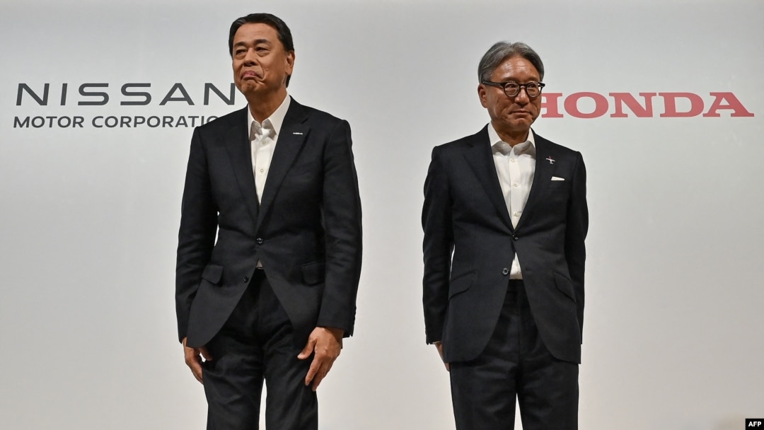 Presiden dan CEO Nissan Makoto Uchida (kiri) dan Presiden Honda Toshihiro Mibe usai menghadiri konferensi pers bersama di Tokyo, 1 Agustus 2024. (Foto: Richard A. Brooks/AFP)