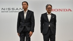 Presiden dan CEO Nissan Makoto Uchida (kiri) dan Presiden Honda Toshihiro Mibe usai menghadiri konferensi pers bersama di Tokyo, 1 Agustus 2024. (Foto: Richard A. Brooks/AFP)