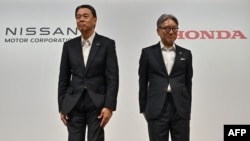 Presiden dan CEO Nissan Makoto Uchida (kiri) dan Presiden Honda Toshihiro Mibe usai menghadiri konferensi pers bersama di Tokyo, 1 Agustus 2024. (Foto: Richard A. Brooks/AFP)