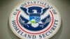 Logo Departemen Keamanan Dalam Negeri AS (DHS) di Washington, 25 Februari 2015. DHS menghentikan sementara program yang mengizinkan 30 ribu warga Kuba, Haiti, Nikaragua dan Venezuela per bulan untuk masuk ke AS atas dasar kemanusiaan. (Foto: Pablo Martinez Monsivais/AP Photo)