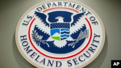 Logo Departemen Keamanan Dalam Negeri AS (DHS) di Washington, 25 Februari 2015. DHS menghentikan sementara program yang mengizinkan 30 ribu warga Kuba, Haiti, Nikaragua dan Venezuela per bulan untuk masuk ke AS atas dasar kemanusiaan. (Foto: Pablo Martinez Monsivais/AP Photo)