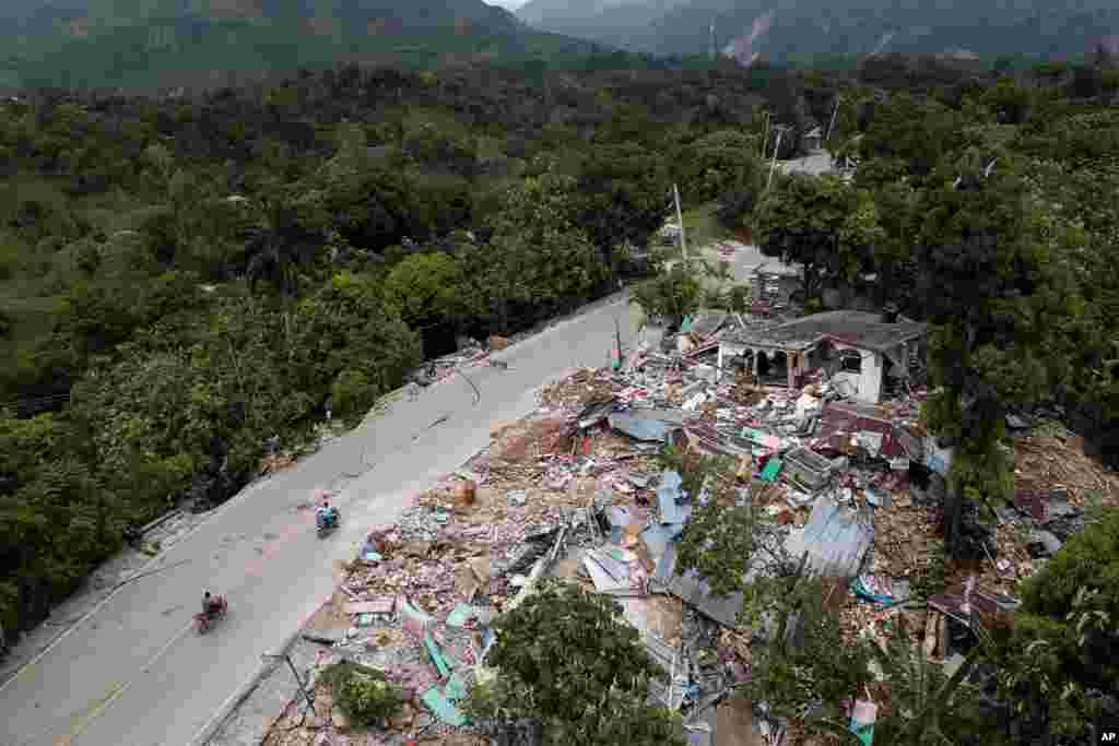 아이티 랑프의도로변 주택들이 최근 지진으로 파괴됐다.