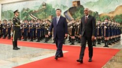 Presiden China Xi Jinping dan Presiden Maladewa Mohamed Muizzu menghadiri upacara penyambutan di Aula Besar Rakyat di Beijing, China, 10 Januari 2024. (Foto: cnsphoto via REUTERS)
