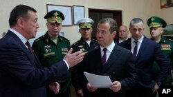 3일 러시아의 "군국주의 일본에 대한 승리의 날" 행사에 참석한 드미트리 메드베데프 러시아 국가안전보장이사회 부의장 (중앙) 