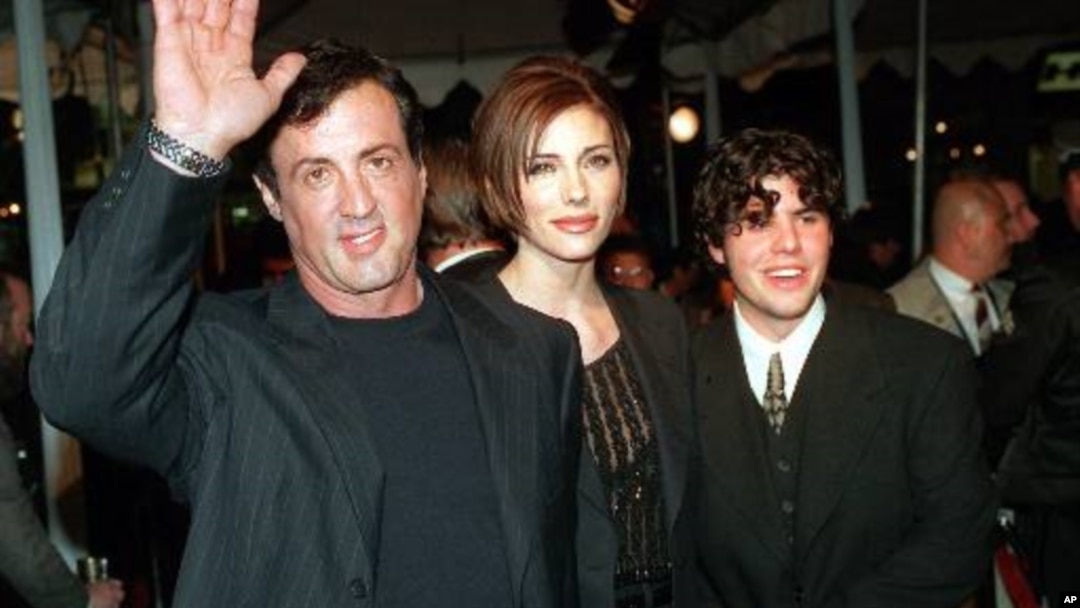 Aktor laga Sylvester Stallone (kiri) bersama puteranya, Sage Stallone (foto: dok). Sage Stallone ditemukan tewas di rumahnya, Jumat (13/7). 