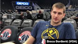 Nikola Jokic des Denver Nuggets accordant une interview au service serbe de la VOA