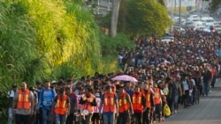 Migrantes salen de Tapachula, México, con la esperanza de llegar a la frontera norte del país y finalmente a Estados Unidos, el martes 5 de noviembre de 2024. (AP Foto/Moises Castillo).