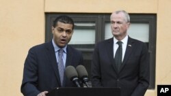El gobernador de Nueva Jersey, Phil Murphy, habla sobre el brote de adenovirus. Detrás, el Comisionado del Departamento de Salud de Nueva Jersey, Dr. Shereef Elnahal, en una conferencia de prensa, el miércoles 24 de octubre de 2018.