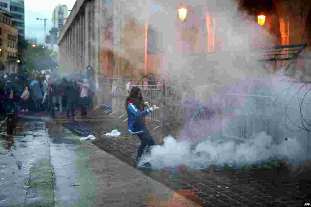 حکومت مخالف مظاہرین نے پولیس کی جانب سے فائر کیے جانے والے شیلز کی بھی پرواہ نہیں کی اور ان کی جانب سے بھی پولیس کا نشانہ بنایا گیا۔&nbsp; &nbsp;