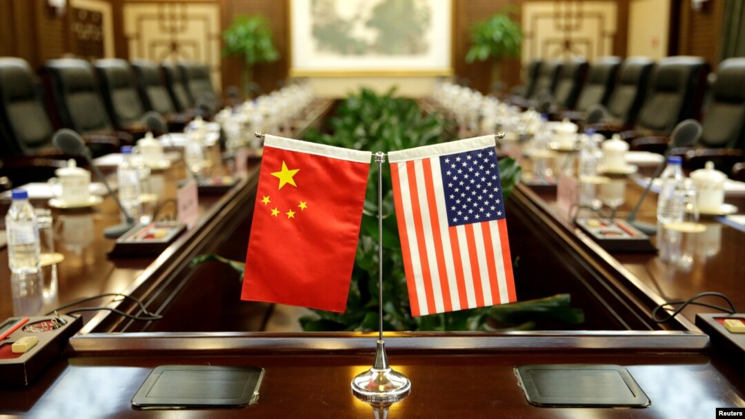 美国农业部长桑尼·珀杜和中国农业部长韩长赋2017年6月30日在中国农业部开会前的会议室(路透社资料照)