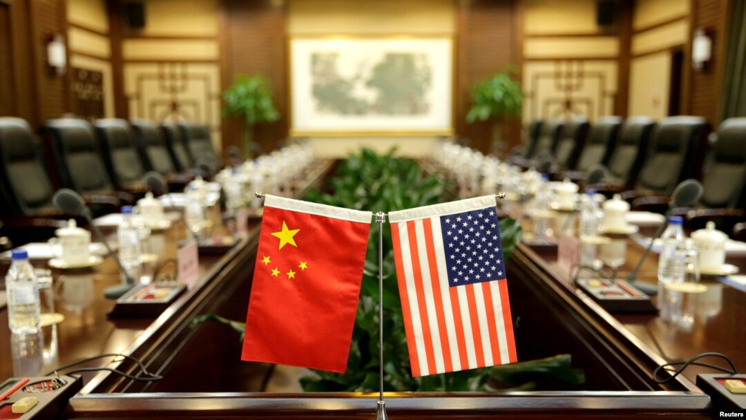 美国农业部长桑尼·珀杜和中国农业部长韩长赋2017年6月30日在中国农业部开会前的会议室(路透社资料照)