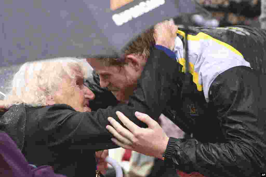 در آغوش گرفتن یک زن ۹۷ ساله توسط پرنس هری در دیدارش از سیدنی استرالیا.
