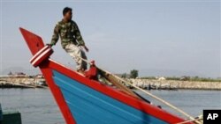 Seorang nelayan berdiri di perahunya di pelabuhan Lampulo, Banda Aceh. LSM mengatakan konservasi perairan di Aceh perlu ditingkatkan demi kesejahteraan warga pesisir, termasuk nelayan.