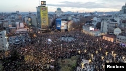 Ljudi učestvuju u protestu protiv vladine politike, korupcije i nemara koje krive za smrt žrtava u nesreći na novosadskoj železničkoj stanici u novembru, na snimku načinjenom dronom, u Beogradu, Srbija, 22. decembra 2024. (Foto: Rojters/Đorđe Kojadinović)