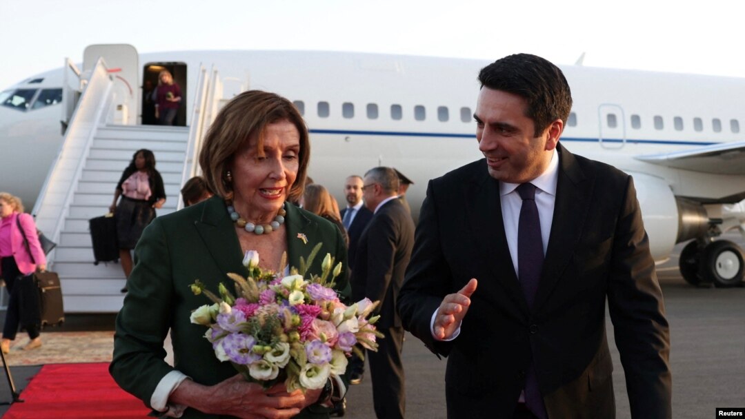 Nancy Pelosi agishika ku kibuga c'indege muri Armeniya