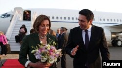 Nancy Pelosi agishika ku kibuga c'indege muri Armeniya