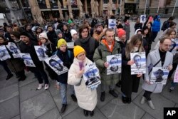 ARHIVA - Ljudi drže fotografije političkih zatvorenika u Rusiji, tokom skupa u Beogadu 21. januara 2023.