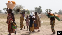 Des personnes déplacées à Yola au Nigeria le 8 décembre 2015. (AP Photo/Sunday Alamba)